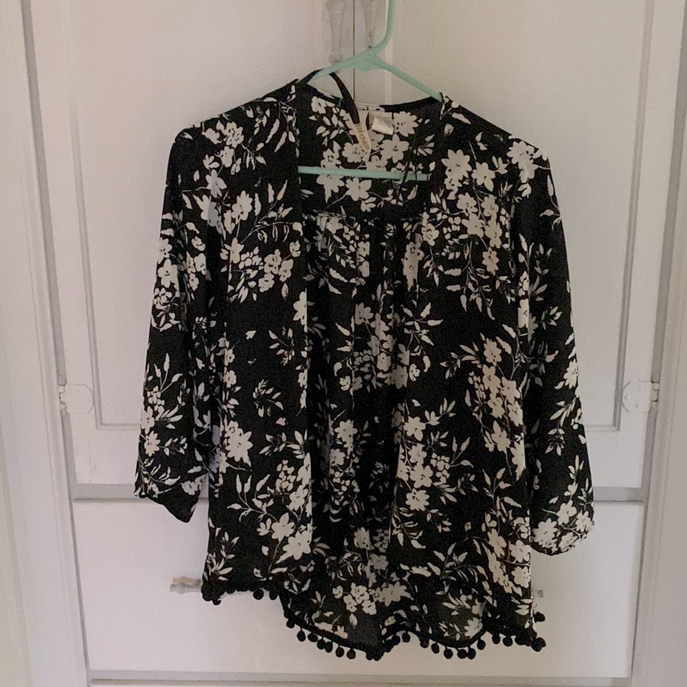 Black and white flowered L polyester blouse cover up